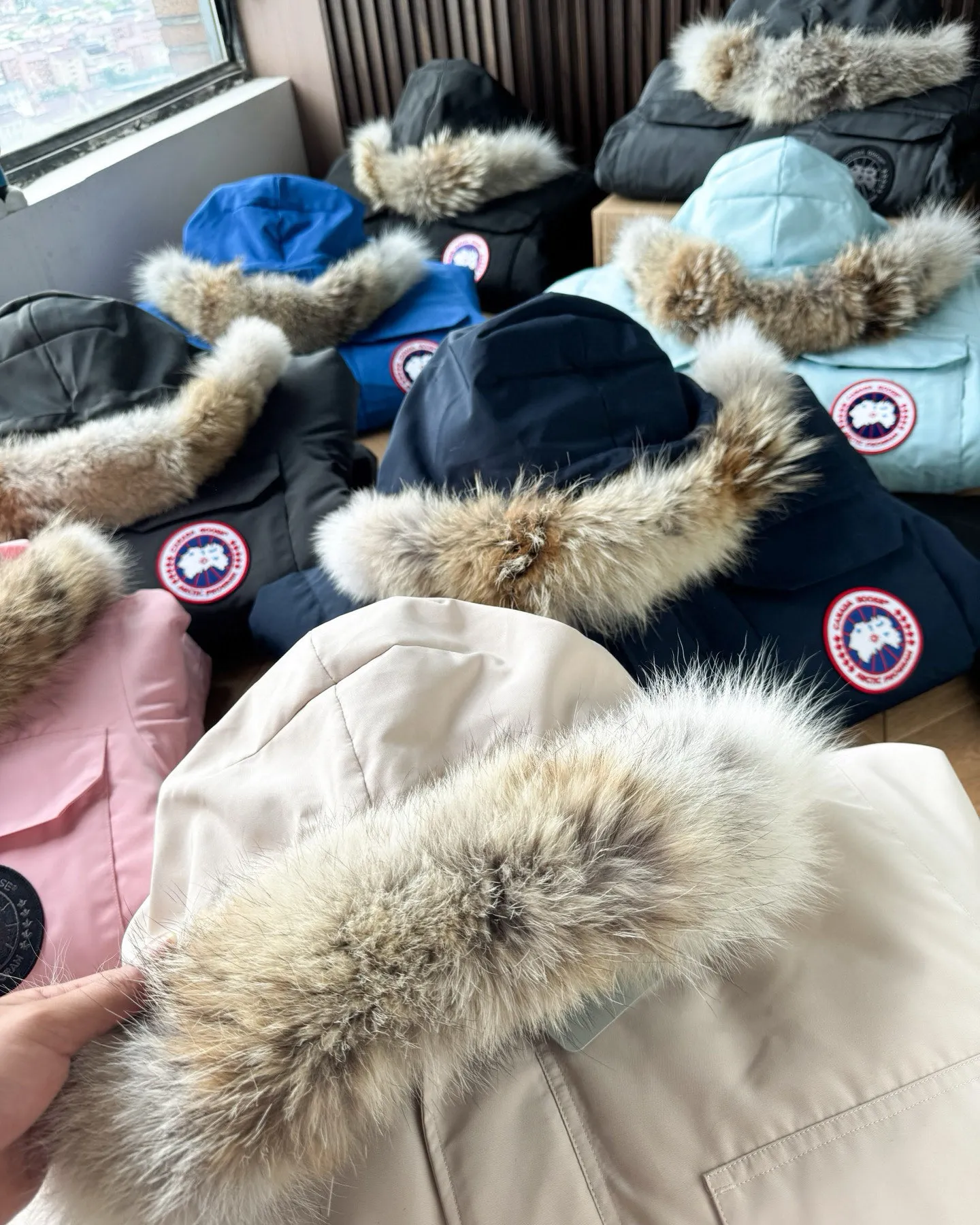 P780 🆕 Top original version, supports chip sensor with handbag 𝗖𝗮𝗻𝗮𝗱𝗮 𝗚𝗼𝘀𝗲 / 🇨🇦 Canada Goose 08 Down Jacket ⚠️ Partners who have been cooperating with us in the past few years know that no matter what is produced outside, our pure genuine trading company ships ❗️ After the test of time, we have received rave reviews. You can compare the market products with us. If you are not satisfied, you can return it at will. You are also welcome to come to ZG to see it and then come to my home to buy‼  1⃣️ The filling is 80% white duck down, with a weight of 500g. Regarding the down content, you can feel it with your hands. Good down has no embarrassment and can be called a walking duvet! 2⃣️ The fabric is made of Feather-Light 10D waterproof coating fabric, which is made of 84.5 polyester fiber and 15.5 cotton. The surface is treated with a special Teflon protective coating produced by DuPont to prevent wind and splash water, and makes the clothing anti-pollution and long-lasting new features! 3⃣️ One-piece seamless cuffs, 13cm official length, all seals are stamped, and all the inner liner is hemmed. The overcoat means sewing all the inner liner once. On the one hand, it is to prevent the velvet from running off, and on the other hand, it can keep the stiffness of the clothes! 4⃣️ Original Yoshida Kogyo Kabushikigaisha zipper, top-grade zinc alloy electroplated zipper with the highest specifications, using precise Japanese craftsmanship, raw materials and management methods. Each zipper can withstand 100,000+ openings and closings 5⃣️ The detachable fur collar is made of top-grade imported wolf fur, which is not comparable to the loose and soft raccoon fur and fake fur on the market. It is a natural Siberian coyote fur collar. The delicate and strong feel is the sense of life that comes from the erosion of wind and frost in nature. 6⃣️ Main logo double-thread 9-needle locking stranded embroidery, electronic digital automatic embroidery, maple leaves with sharp edges. Size: XS-XXL Color: black, off-white, graphite gray, sapphire blue Dark Blue Pink Azure Graphite Gray Black Label Shoulder Width Chest Sleeve Length Clothes Length Recommended Weight kg 67 87 80-90 2XL 58 136 69 89 90-105